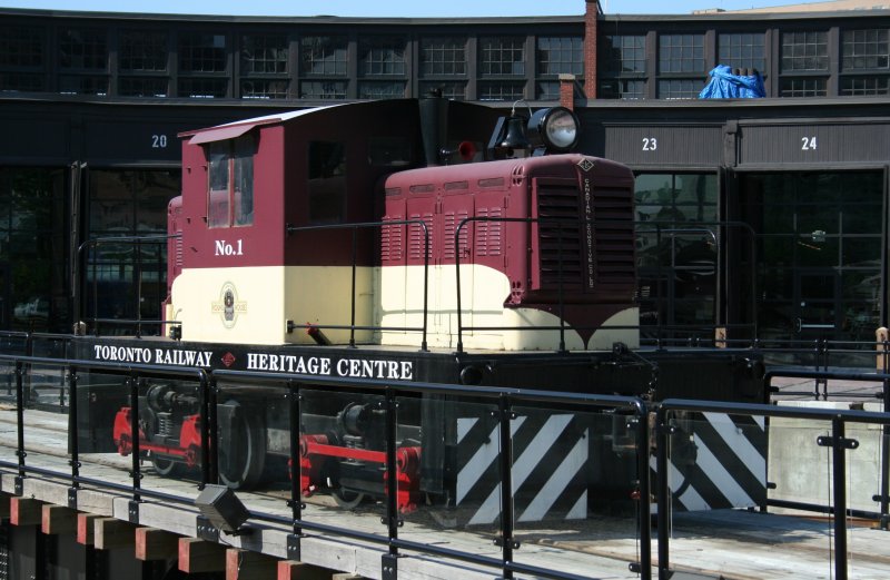 TRHC No.1(gebaut 1950 von der Canadian Locomotive Company) am 3.8.2009 auf der Drehscheibe vor dem Roundhouse der Toronto Railway Historical Association. 

