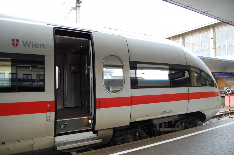 Triebkopf 4011 590-9  Wien  in  seinem  Bahnhof Wien West Bf. Gekommen als ICE aus Dortmund, wohin er nach einer Pause zurckkehren wird.
11.2.2009