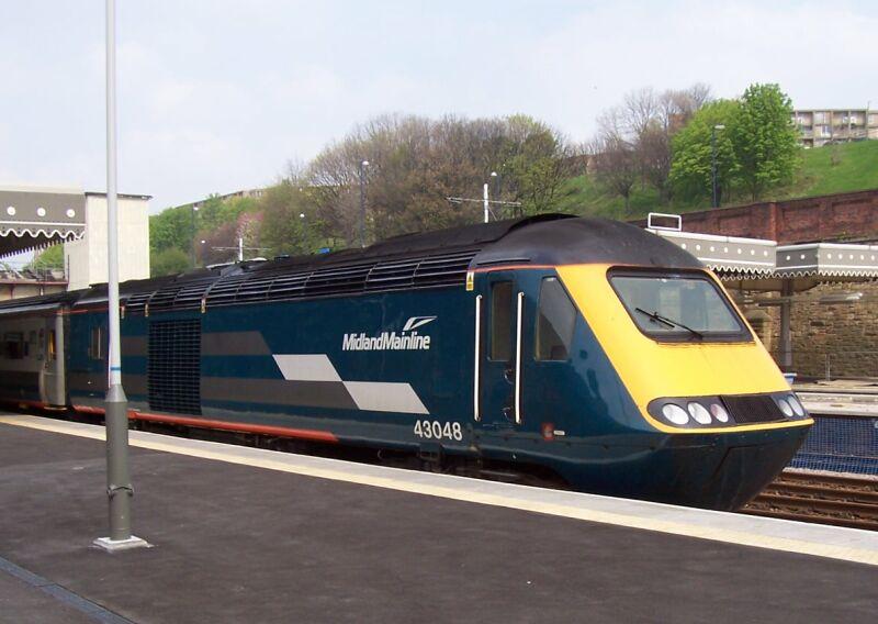 Triebkopf 43 048 der Midland Mainline vorn am Fernzug Edinburg - London am 22.04.2005 in Sheffield.