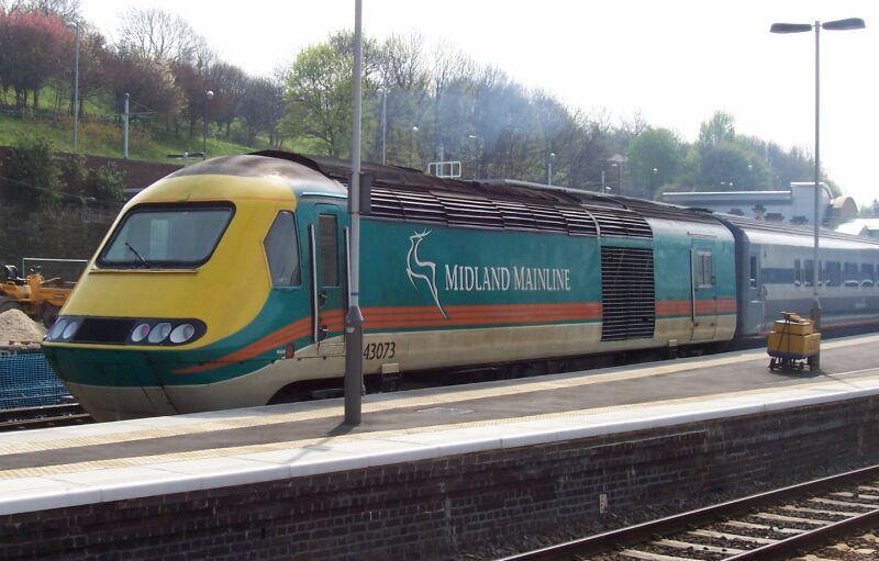 Triebkopf 43 073 der Midland Mainline hinten am Fernzug Edinburgh - London am 22.04.2005 in Sheffield.