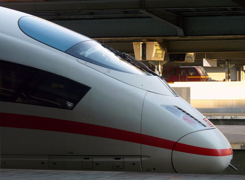 Triebkopf des ICE 3 Mannheim und im Hintergrund eine SNCB Lok der BR 11 im Bahnhof von Brssel Sd aufgenommen am 17.02.08.    
