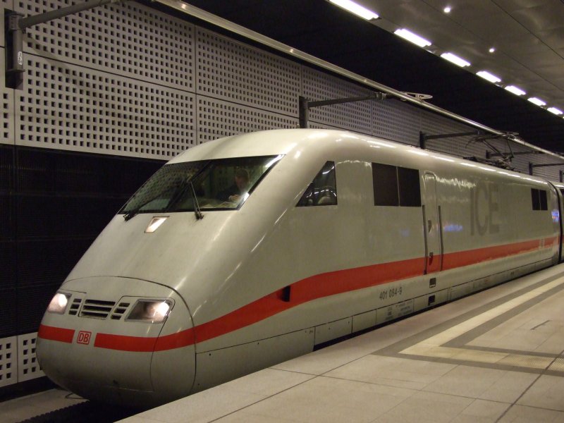Triebkopf des ICE 401-084  Bruchsal  im Berliner Hbf (tief).
Berlin, der 12.3.08