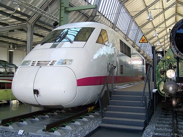 Triebkopf des ICE V2 (Versuchszug) der BR 410 002-0 im Verkehrsmuseum Mnchen. (06.08.07)