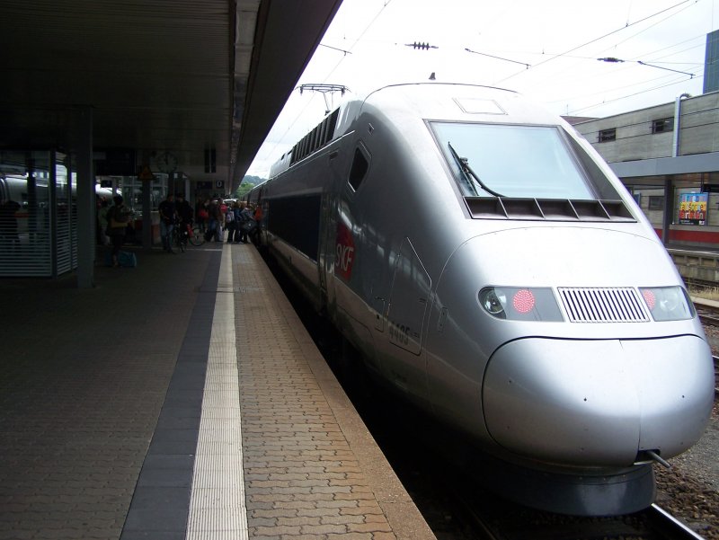 Triebkopf des TGV POS 4405 am 12. Juli 2008 (Ersatzzug fr ICE3 von Paris-Est nach Frankfurt/Main) auf Gleis 5 des Saarbrcker Hauptbahnhofs.