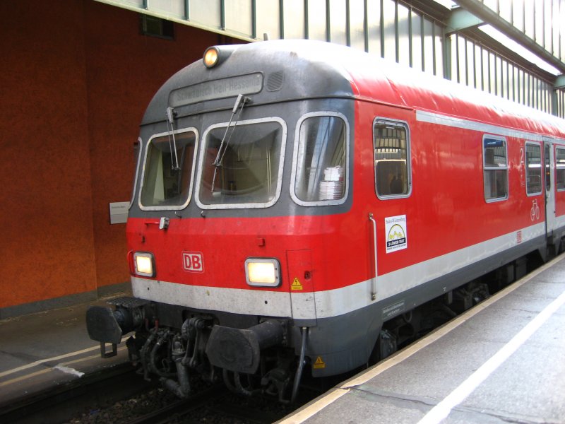 Triebkopf einer Regional Bahn in Stuttgart Hbf. vor der Abfahrt in Richtung Schwbisch Hall-Hessental am 10.12.2006. Ungewhnlich das der Zugfhrer zwei Minuten vor Abfahrt noch nicht da war.