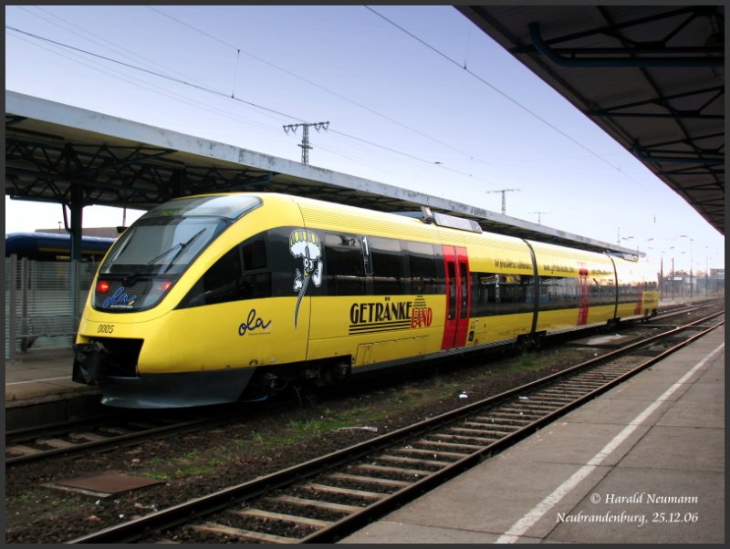 Triebwagen 0005 der Ostseelandverkehr GmbH als OLA80111 nach Neustrelitz in Neubrandenburg am 25.12.06. Die eigentmliche Werbung fr ein Getrnkemarkt macht diesen Tw schon sehenswert.