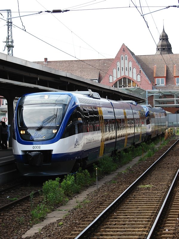 Triebwagen 0008 und 0002 der Ostseelandverkehr GmbH (OLA) stehen am 31.05.07 auf Gleis 3 im Hbf Stralsund.
