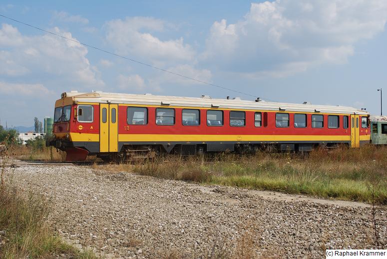 Triebwagen 02 der Kosovo Railways hat am 16.08.09 wohl nichts zu tun. Er  ruht  an diesem Tag im BW Fushe Kosove / Kosovo Polje.