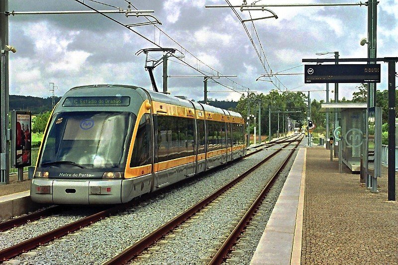 Triebwagen 057 an der derzeitigen Endstelle ISMAI der Linie C (11. Mai 2009). Die weiter fhrenden Gleise werden als Abstellanlage genutzt. Die Weiterfhrung nach Trofa ist in Arbeit. - Negativ-Scan -