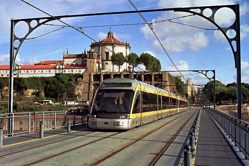 Triebwagen 065 + 071 auf der Ponte Dom Luis I. (12. Mai 2009) - Negativ-Scan -