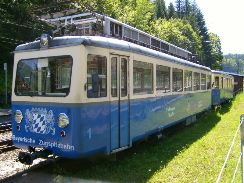 Triebwagen 1, Baujahr 1954, Laufleistung 1.000.000 km auf dem Abstellgleis am 13.07.2007 im Bahnhof Grainau. 