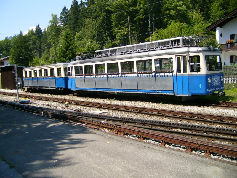 Triebwagen 1, Baujahr 1954, Laufleistung 1.000.000 km, sehr gut die Skihalterungen zu erkennen, Abstellgleis Bahnhof Grainau, vom Bahnsteig am 13.07.2007 aufgenommen.