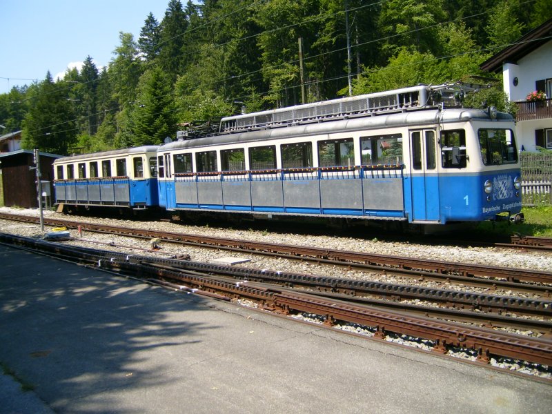 Triebwagen 1, Baujahr 1954, Laufleistung 1.000.000 km, sehr gut die Skihalterungen zu erkennen, Abstellgleis Bahnhof Grainau, vom Bahnsteig am 13.07.2007 aufgenommen.