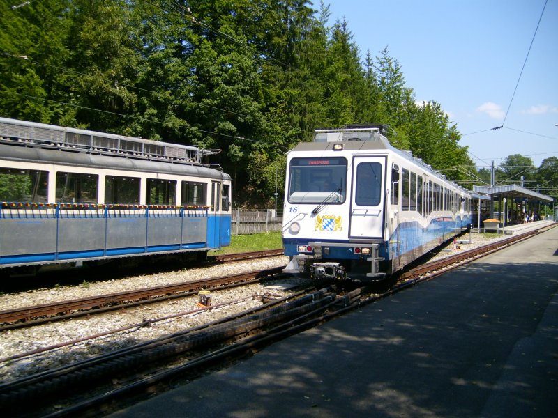 Triebwagen 1 und ein neuer Zug der Zugspitzbahn im Bahnhof Grainau. Hersteller dieser Zge die Firma Stadler Schweiz. Aufgenommen am 13.07.2007 