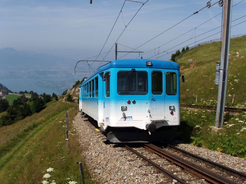 Triebwagen 11 und Beiwagen 21 beginnen die Talfahrt Richtung Arth Goldau.