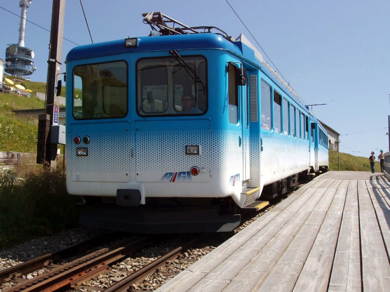 Triebwagen 11 mit Steuerwagen 21 in Rigi Kulm.