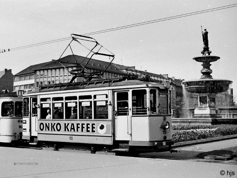 Triebwagen 110 am Hauptbahnhof (23. April 1966)