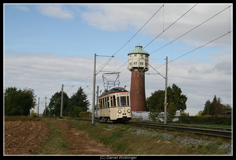 Triebwagen 1122 am 04. Oktober 2009 am Edinger Wasserturm.