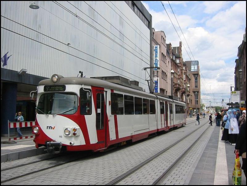 Triebwagen 115 der Regionallinie 5R im Verkehrsverbund Rhein-Neckar, die zwischen Weinheim, Heidelberg und Mannheim verkehrt, f�hrt am 24.05.2006 durch die Kurpfalzstra�e in Mannheim. Z�gen dieser Linie bin ich einige Tage zuvor auch in Heidelberg begegnet, siehe das entsprechende Bild in der Heidelberg-Kategorie. Die Fu�g�ngerzone und die Haltestellen in dieser Stra�e werden zur Zeit umgestaltet.