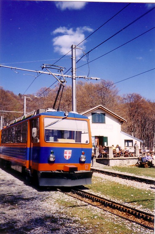 Triebwagen 12 der Ferrovia Monte Generoso(800mm Zahnradbahn)Station Bellavista 1228m, im April 2001.

