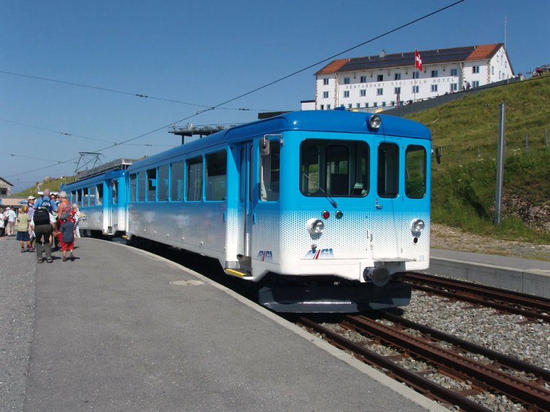 Triebwagen 13 und Beiwagen 23 in Rigi Kulm.