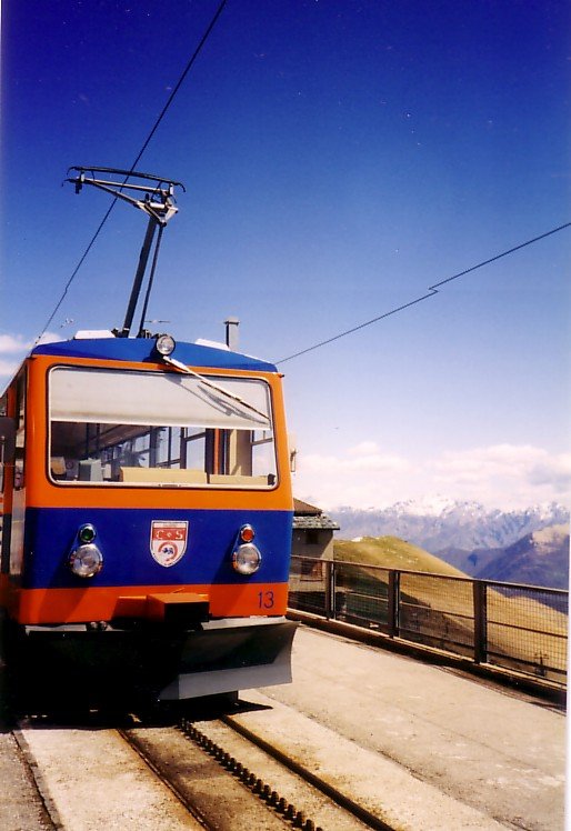 Triebwagen 13 der Ferrovia Monte Generoso(800mm Zahnradbahn)Bergstation Monte Generoso Vetta 1704m, im April 2001.

