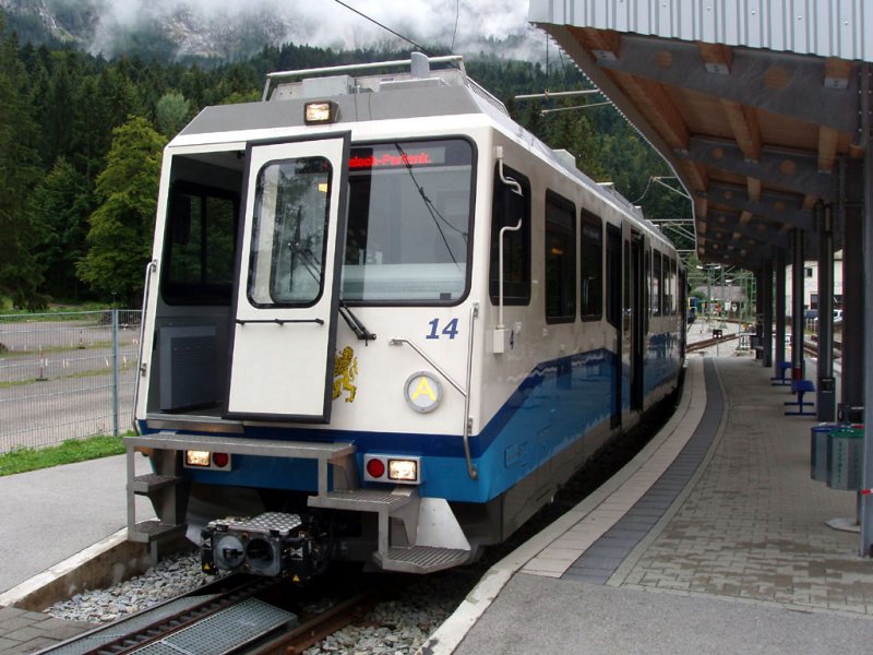 Triebwagen 14 nach Garmisch-Partenkirchen wartet in Eibsee auf den Gegenzug. 17.08.07