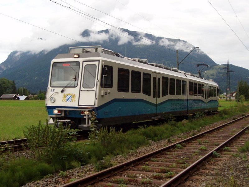Triebwagen 15 fhrt nach Grainau zwischen den Haltestellen Hausbergbahn und Kreuzeck-Alpspitzbahn. 17.08.07