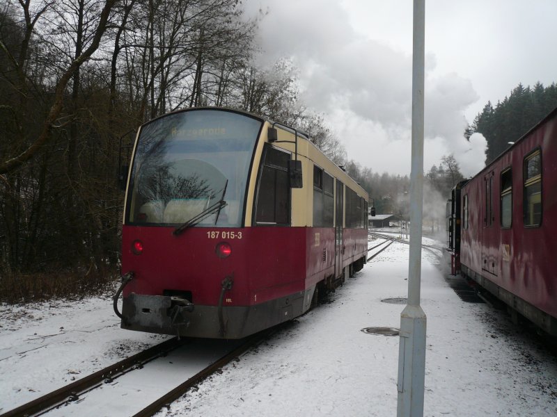 Triebwagen 187 015-3 steht am 31.1.2009 abfahrtbereit nach Harzgerode in Alexisbad. Auf dem Nachbargleis steht 99 5906-5 mit dem Personenzug aus Quedlinburg.