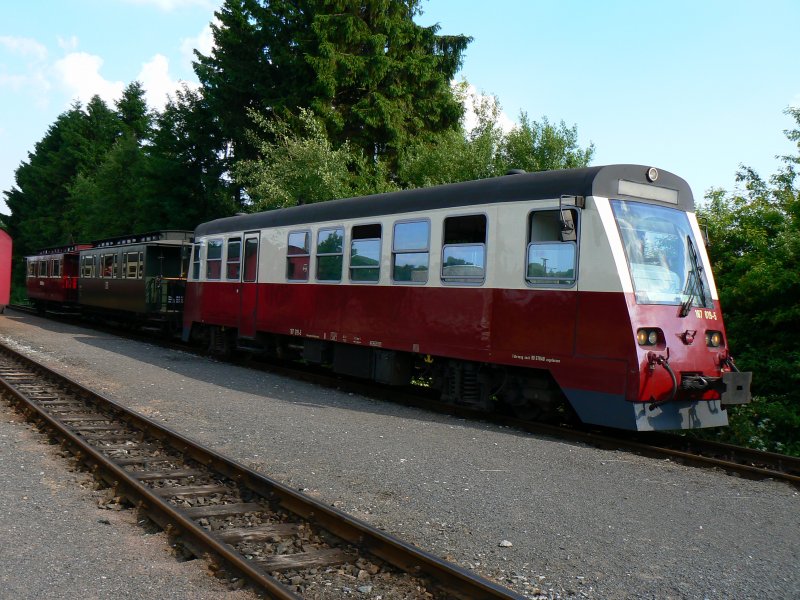 Triebwagen 187 019-05 am 18.06.08 in Stiege, hat zwei historische Wagen von Eisfelder Talmhle nach Stiege berfhrt