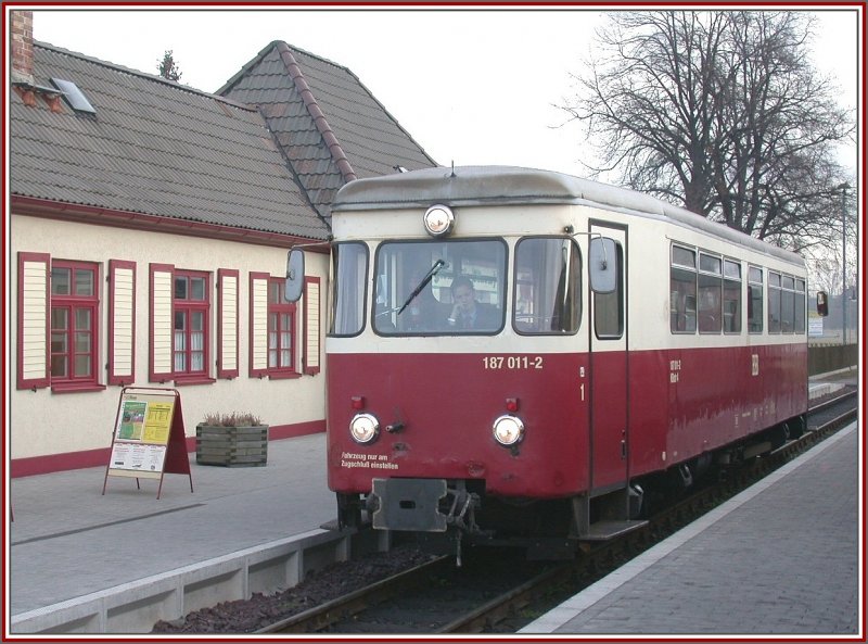 Triebwagen 187011-2 f�hrt den 8952b aus Harzgerode nach Quedlinburg und kreuzt uns in Gernrode. (14.12.2006)