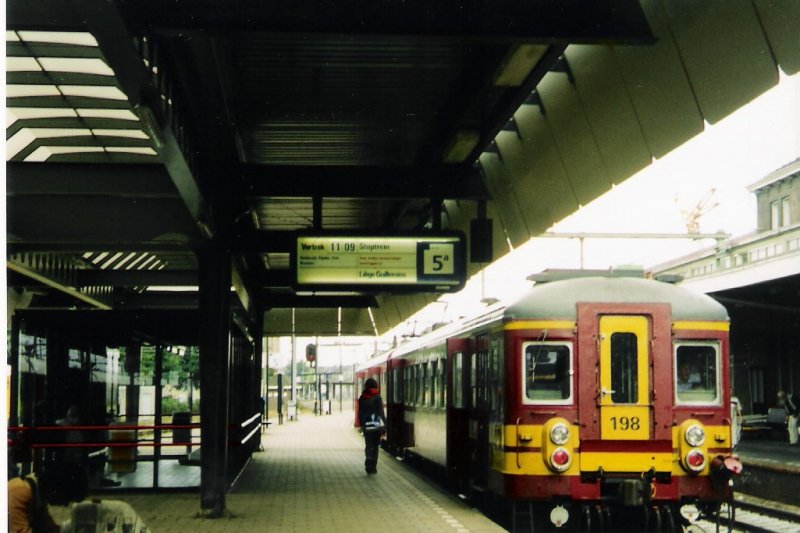 Triebwagen 198 steht in Maastricht zur Abfahrt nach Liege-Guillemins bereit
14.08.2004
