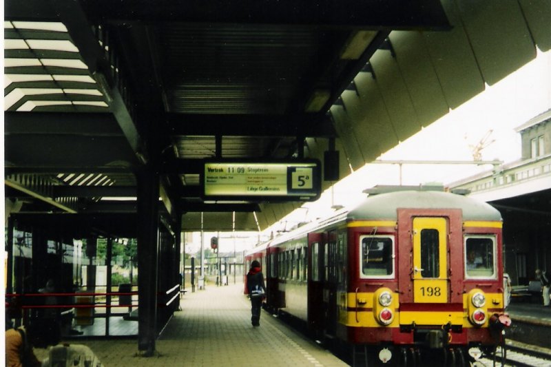 Triebwagen 198 steht in Maastricht zur Abfahrt nach Liege-Guillemins bereit
14.08.2004