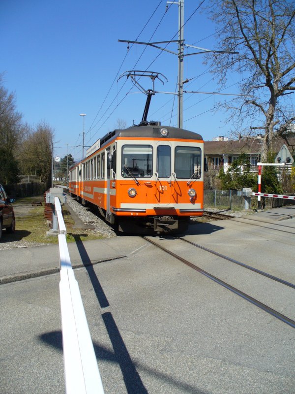 Triebwagen 2 Kl. Be 4/4  101 + Steuerwagen 2 Kl. Bt 354 beim bergang Grubenstrasse in Langenthal am 06.04.2007