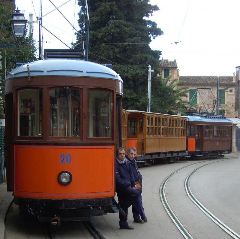 Triebwagen 20 wartet am 27.01.09 auf die Einfahrt ins Zentrum von Soller.