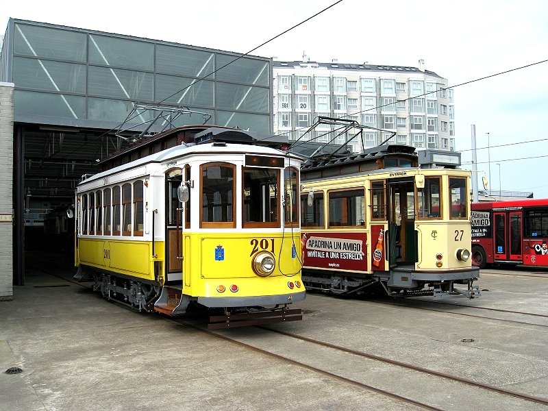 Triebwagen 201 (ex Porto) und 27 (9. Mai 2009)