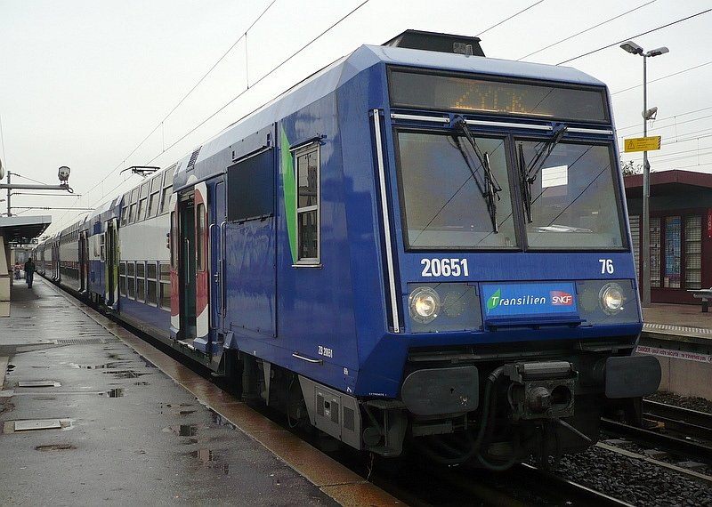 Triebwagen 20651 mit V2BN-Doppelstockzug der Transilien SNCF am 15.10.2008 im Bahnhof Mantels la Jolie, diese Baureihe ist recht neu, obwohl es nur Triebwagen sind knnen sie einen ganzen Doppelstockwagenzug transportieren.