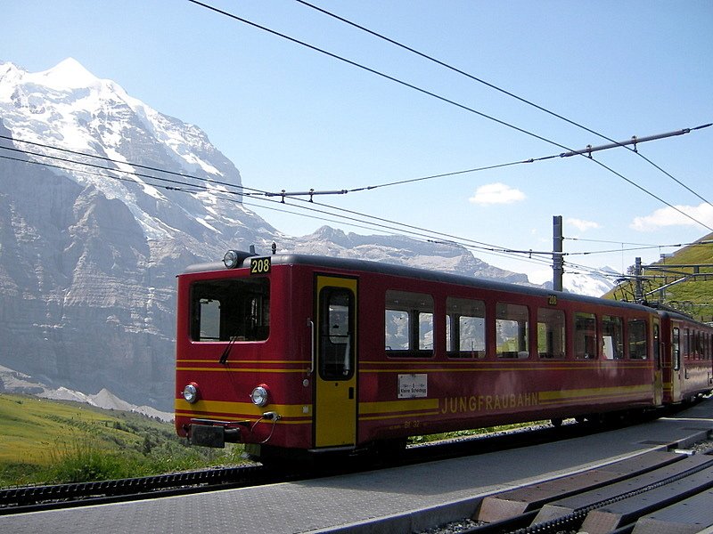 Triebwagen 208 abgestellt auf dem Nebengleis whrend der Mittagsstunde auf der Kleinen Scheidegg vor der Kulisse der Jungfrau (4158 m) am 06.08.07.
