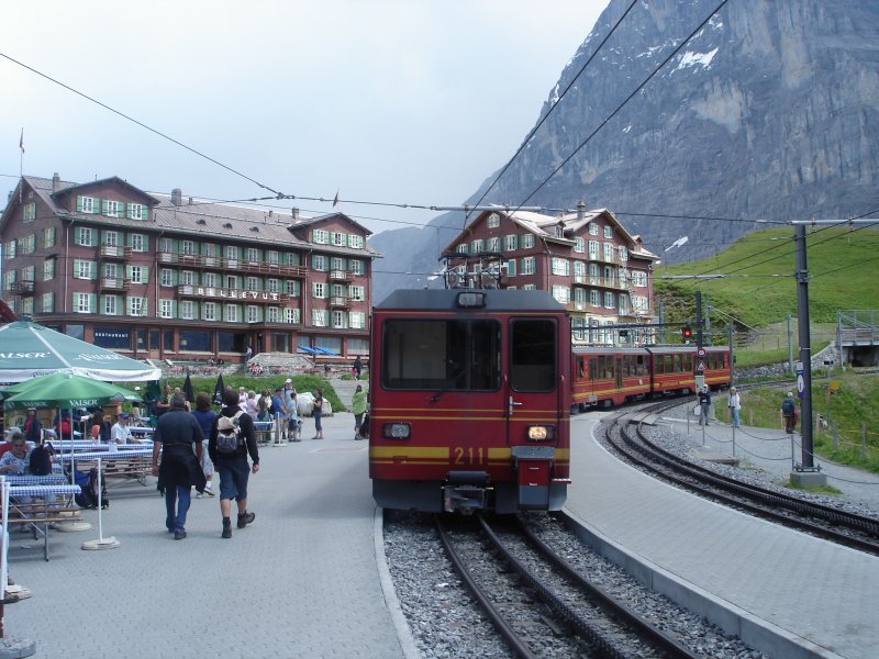 Triebwagen 211 der JB am 31.7.08 im Bahnhof Kleines Scheidegg