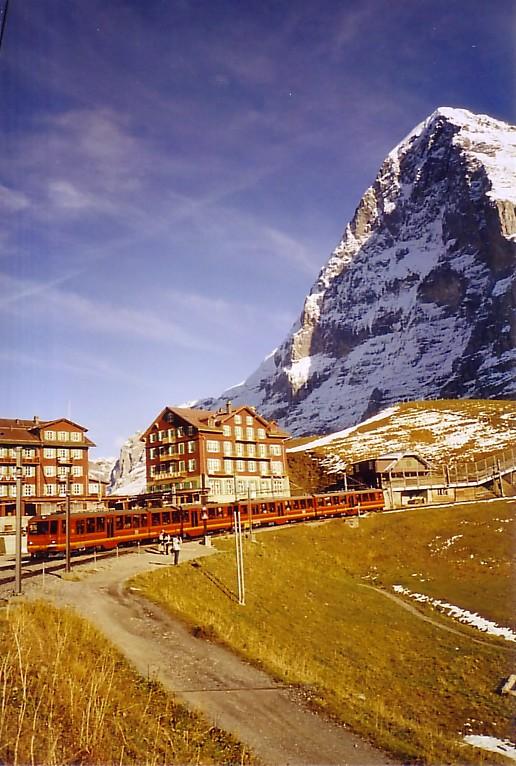 Triebwagen 215 der Jungfraubahn (Meterspur-Zahnradbahn) Station Kleine Scheidegg 2061m, im Oktober 2005. Im Hintergrund der Eiger 3970m.