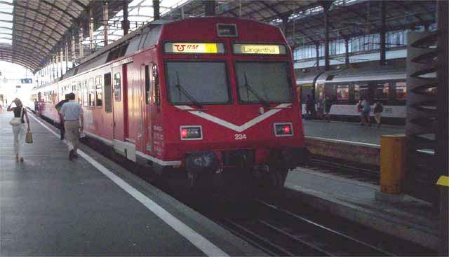 Triebwagen 234 der RM (Regionalverkehr Mittelland) am Luzerner Bahnhof am 22. Juli 2004