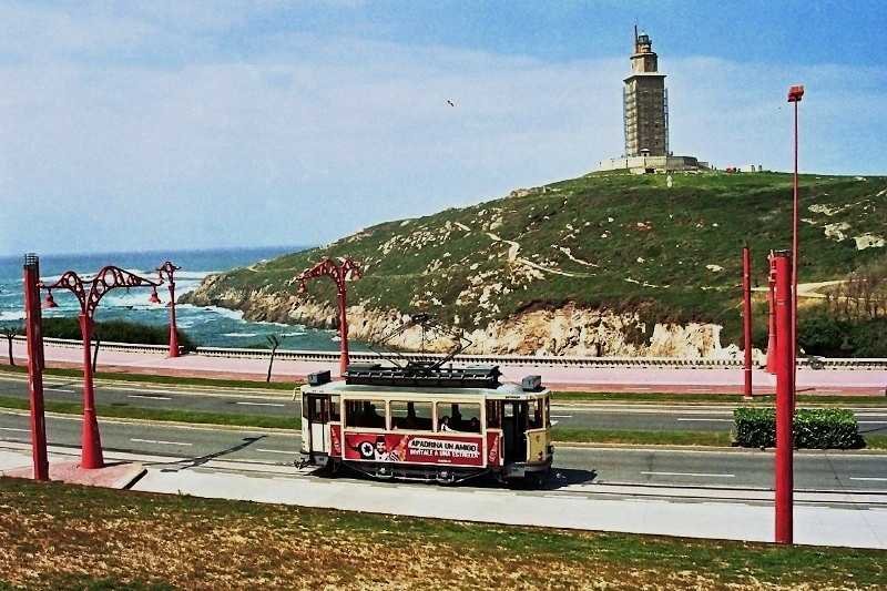 Triebwagen 27 mit dem Wahrzeichen von A Corua, dem Herkulesturm (9. Mai 2009) - Negativ-Scan -