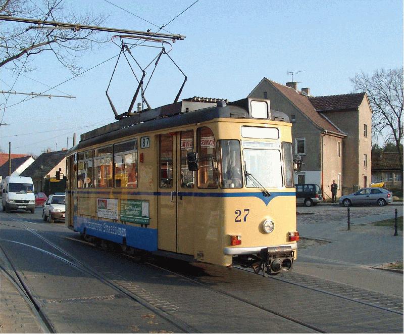 Triebwagen 27 trifft aus Woltersdorf (Schleuse) kommend am Thlmannplatz in Woltersdorf ein. 