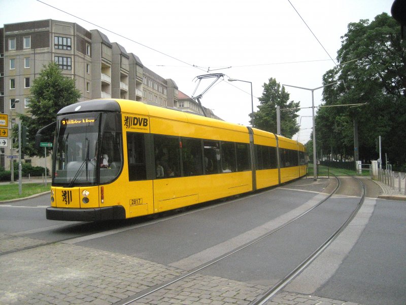 Triebwagen 2817 erreicht 
die Station Albertplatz.
August 2009