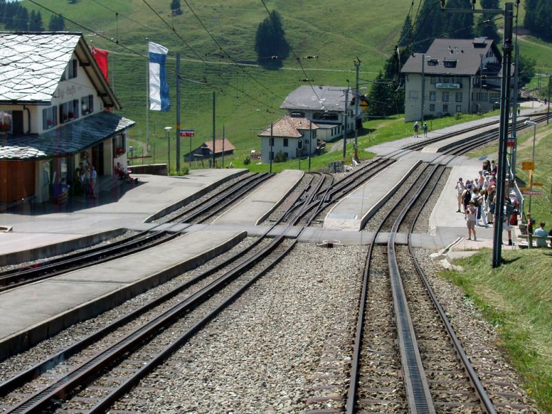 Triebwagen 3 kommt in Rigi Staffel an. Er wird nach Vitznau weiterfahren.