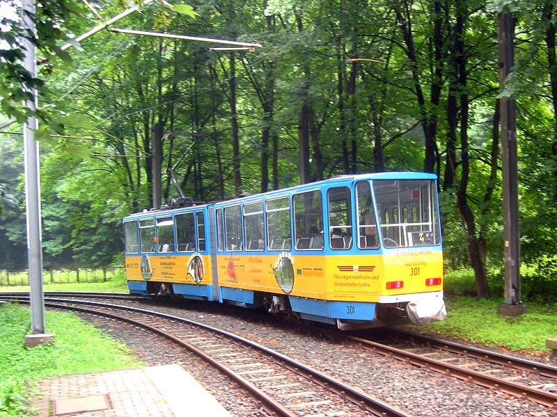 Triebwagen 301 der Thringerwaldbahn beim Verlassen der Haltestelle Reinhardsbrunn Bahnhof am 24. Juli 2004.