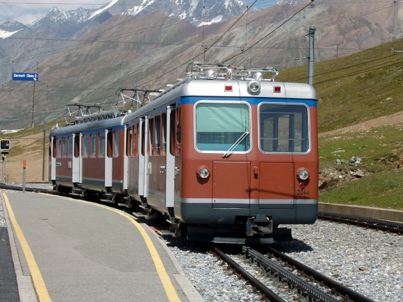 Triebwagen 3044 wartet in Riffelberg auf den Gegenzug. 06.08.07