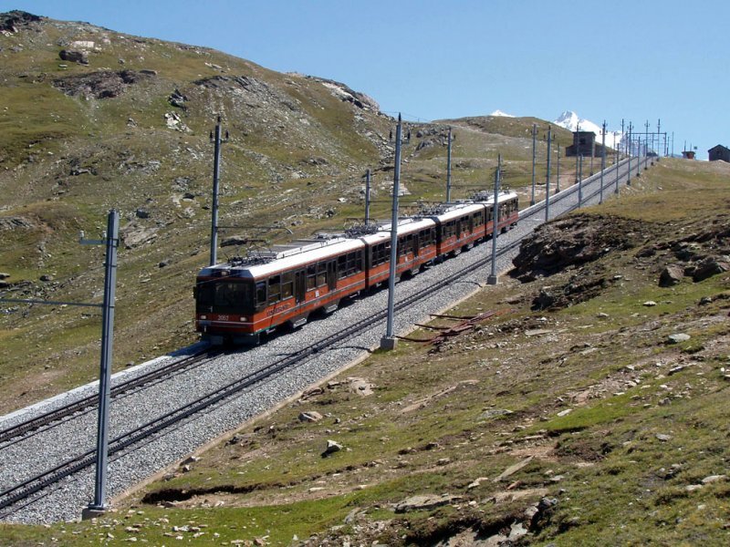 Triebwagen 3052 und 3054 fahren Talwarts kurz nach Bahnhof Rotenboden, den man im Hintergrund sehen kann. 06.08.07