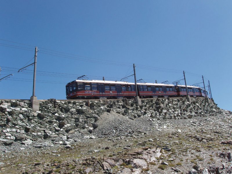 Triebwagen 3053 und 3051 fahren auf den letzten Kurven vor Endstation Gornergrat. 06.08.07
