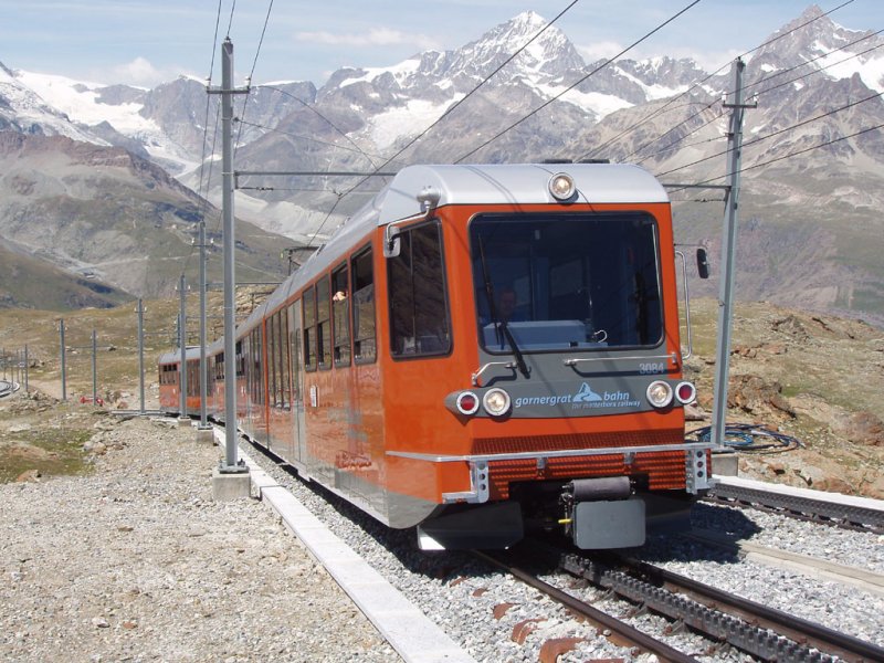 Triebwagen 3084 und 3081 haben seit einigen Minuten Bahnhof Rotenboden verlassen und fahren jetzt nach Gornergrat. 06.08.07